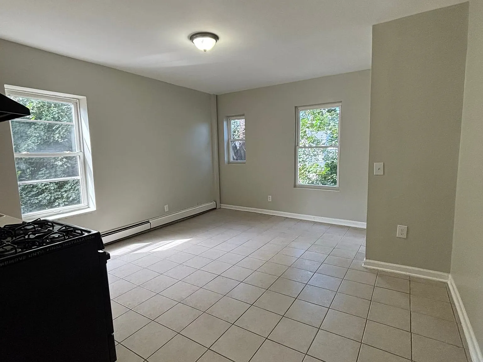 3 bed, 1000 sqft, $2,095 — Photo 2