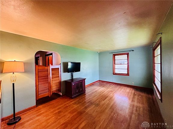 3rd image of 829 Cottage Ave