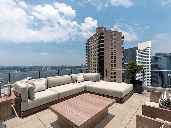 3rd image of 554 W 54th St #28O