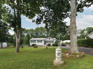 1 Duke Pl, Hampton Bays, NY 11946