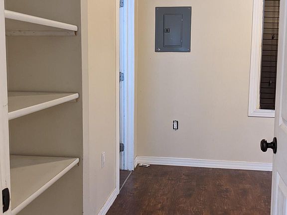 3rd image of 4876 Axtell St