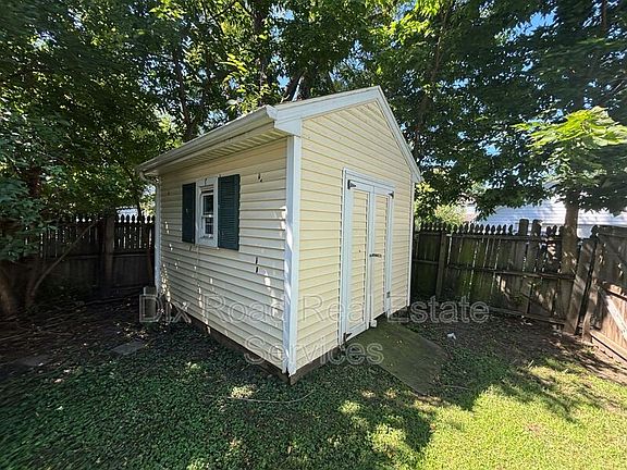 5th image of 210 Monroe St
