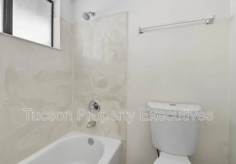 1662 N Beverly Ave — Photo 6
