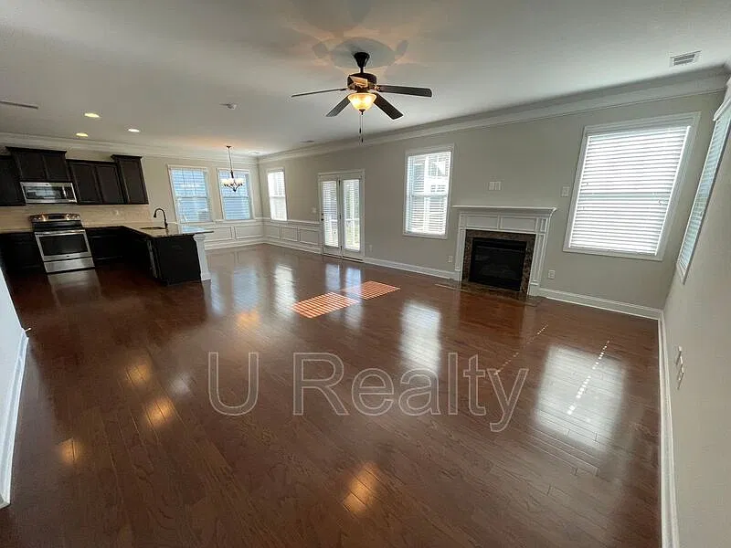 4 bed, 2.5 bath, 2204 sqft, $2,395 — Photo 4