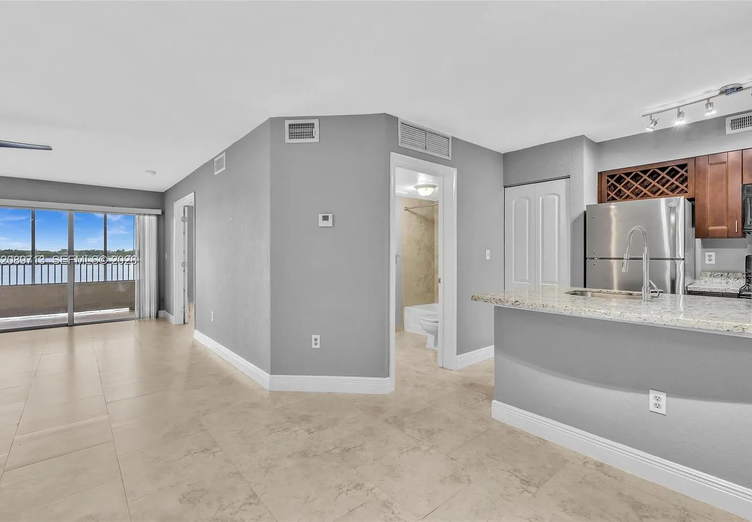Lakeview Club Condo — Photo 1