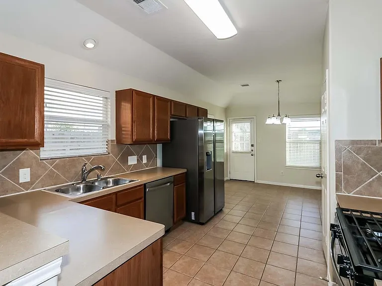 19235 Sandelford Dr — Photo 7