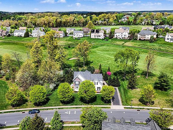 3rd image of 825 Clubhouse Dr