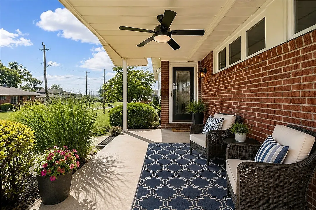 3 bed, 1371 sqft, $2,040 — Photo 2