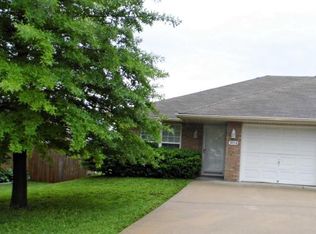 303 NE 7th St APT B, Oak Grove, MO 64075