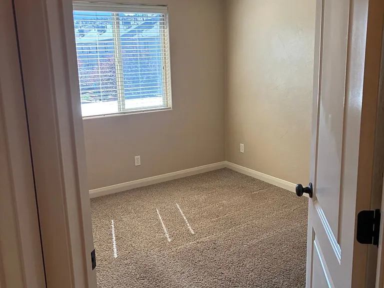 370 W 1425 N #5 — Photo 11