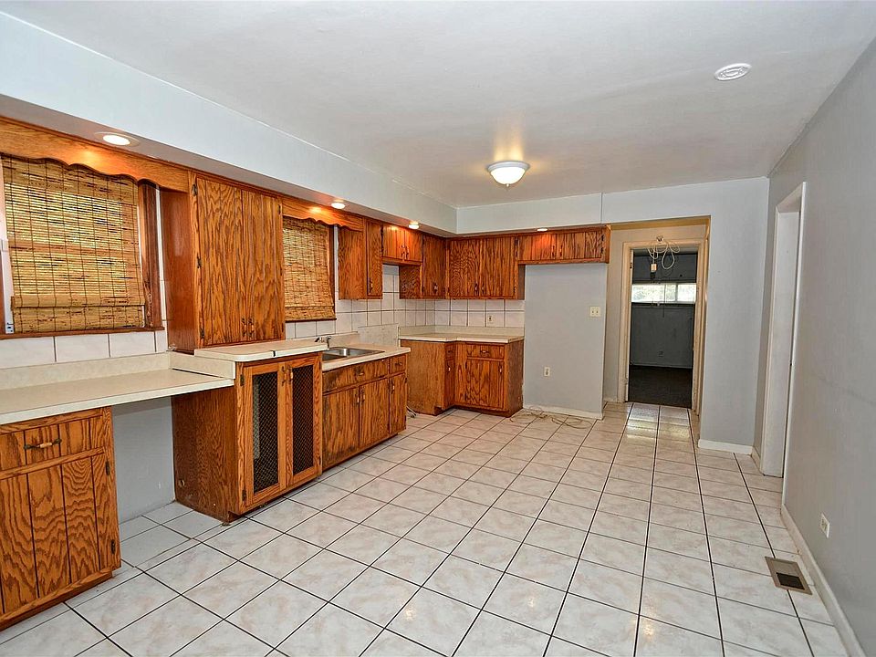 2nd image of 10127 S Beverly Ave