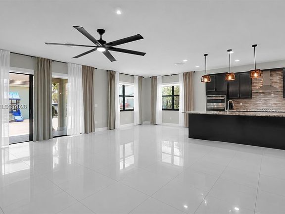 5th image of 7349 Stella Ln