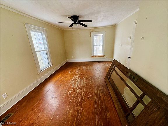 5th image of 915 Front St