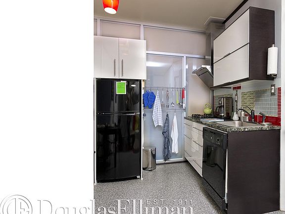 5th image of 252 E 77th St APT 14