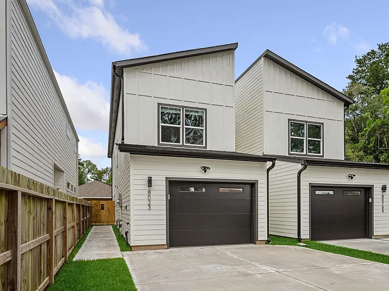 8023 Easter St — Photo 2