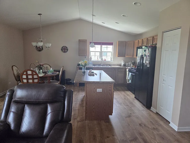 1114 Monroe Ave — Photo 1
