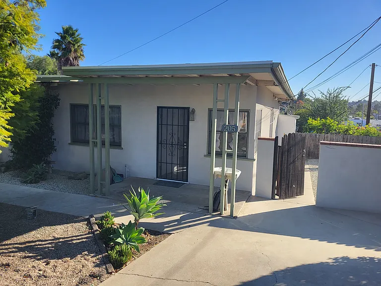 E Kalmia St — Photo 2