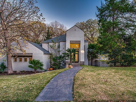 2nd image of 924 Trail Wood Ct