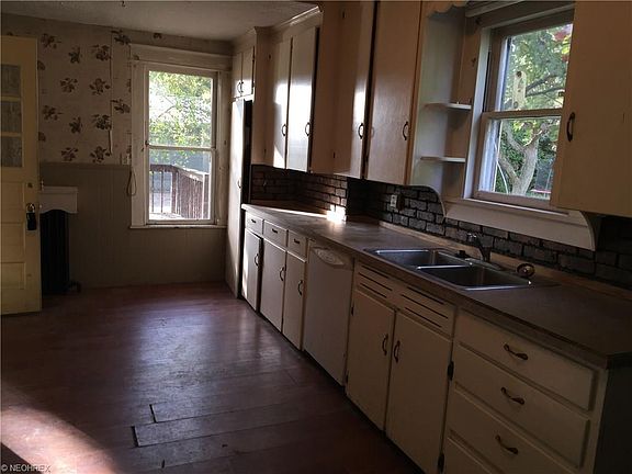 2nd image of 830 Huffman Sq NE