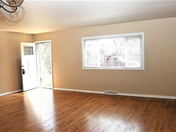 3rd image of 322 Skokie Ct