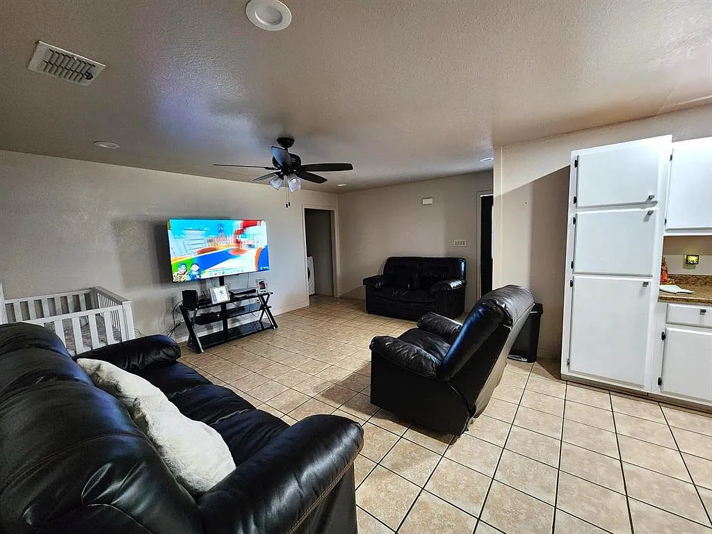 2 bed, 1200 sqft, $975 — Photo 3