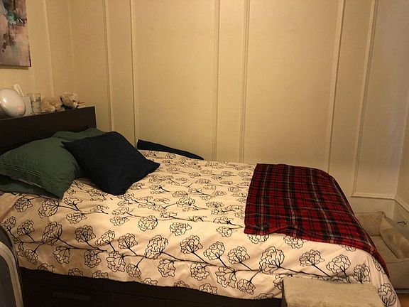 3rd image of 915 W Oakdale Ave APT G1