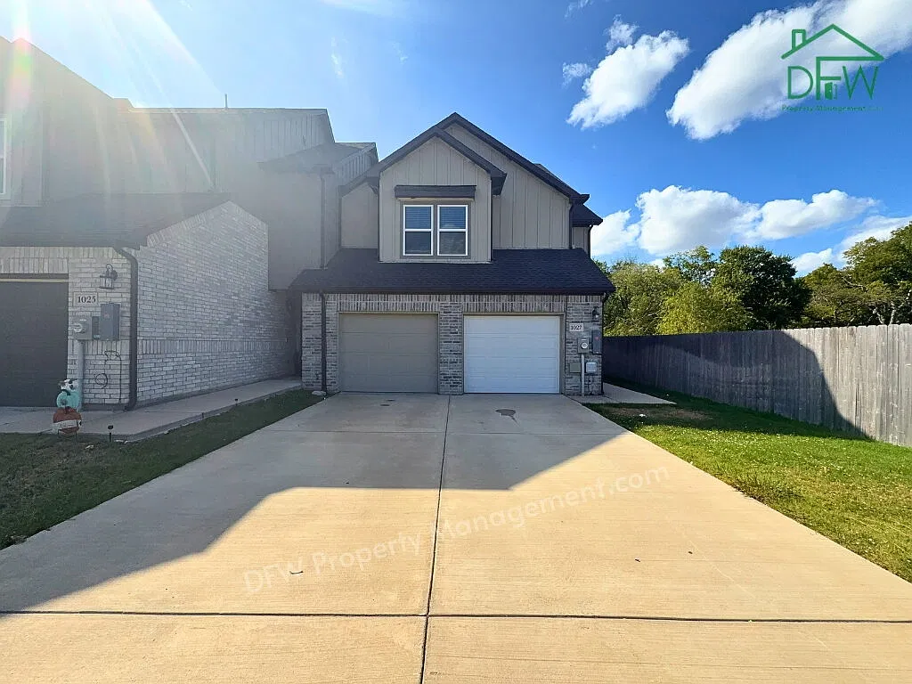 4 bed, 3.0 bath, 1963 sqft, $2,250 — Photo 2