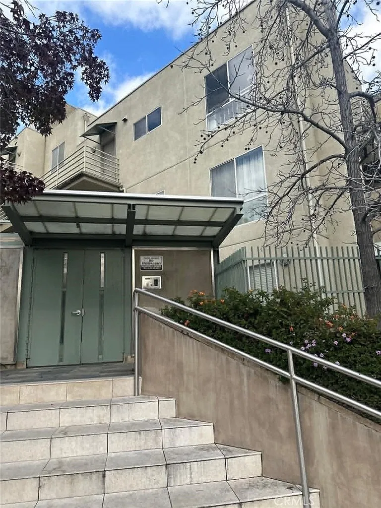 2905 Montrose Ave — Photo 1