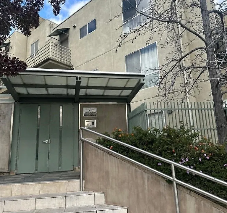 2905 Montrose Ave #220