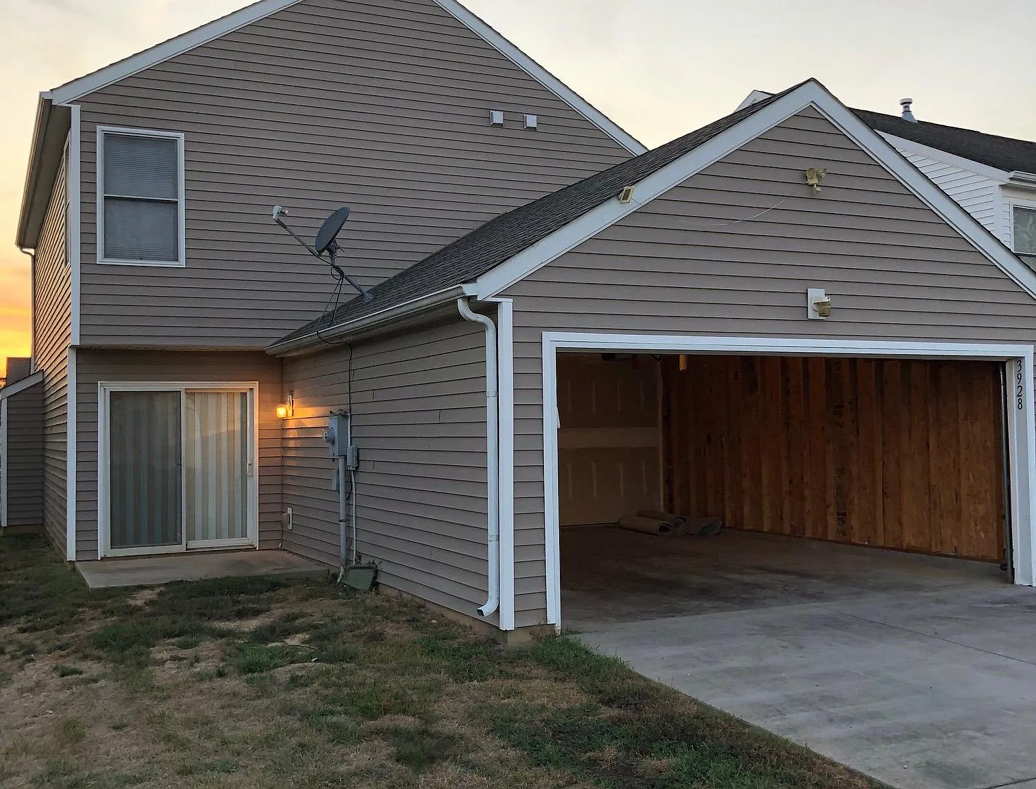 3 bed, 2.5 bath, 1600 sqft, $1,850 — Photo 2