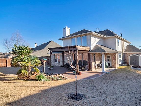 3rd image of 916 Sequoia Way