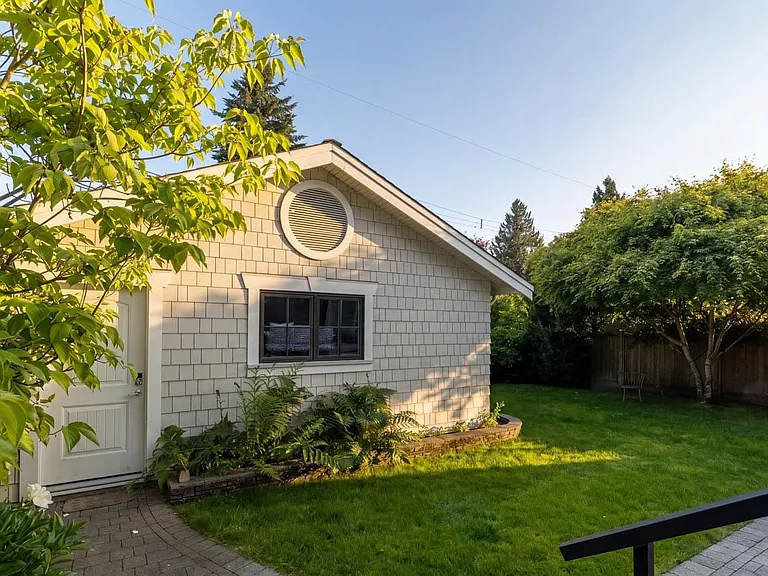 1248 Kings Ave — Photo 40
