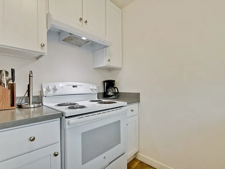193 Redwood Avenue — Photo 16