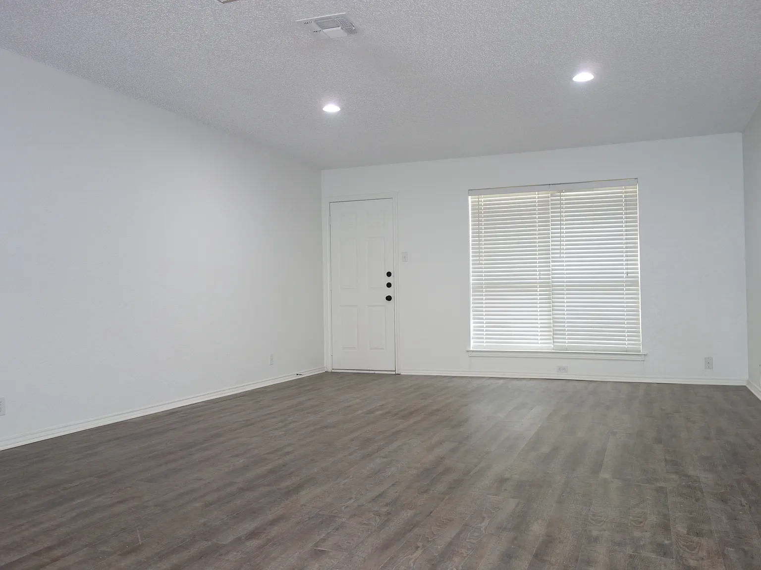 220 Vista Way — Photo 3