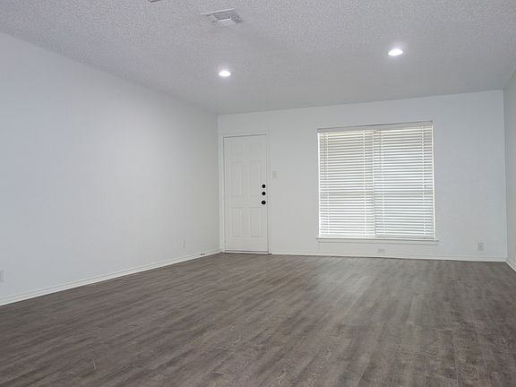 3rd image of 220 Vista Way