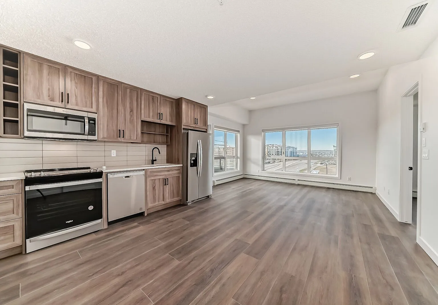 2 Underground Parking Stalls! 2 Bed 2 Bath Top Floor Corner Unit in The Maverick! (IP128) — Photo 3