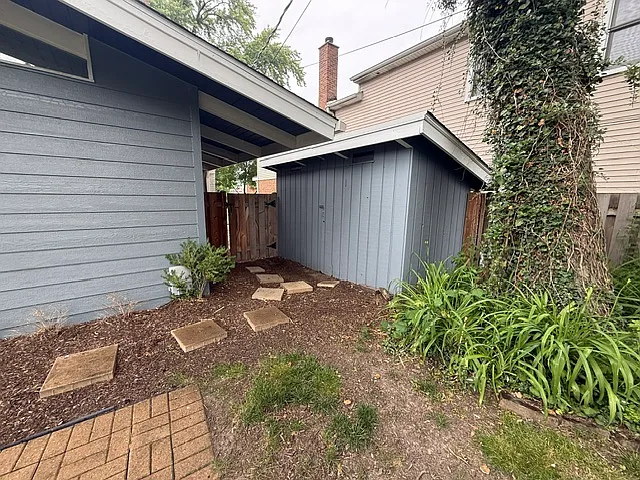 611 E Davis St — Photo 16