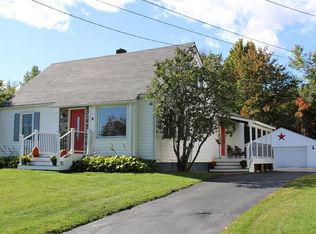 29 Maple St, Morrisonville, NY 12962
