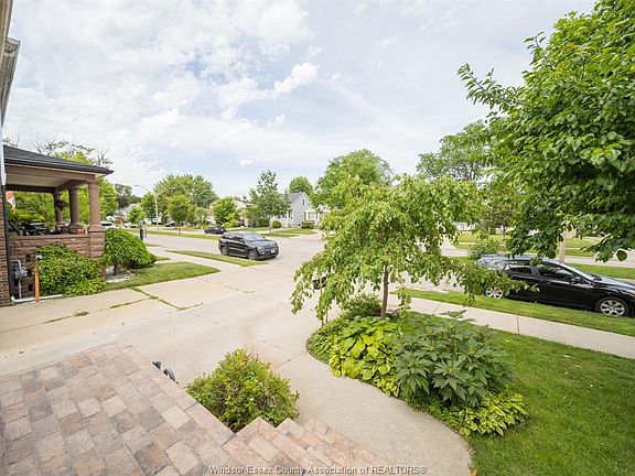 3rd image of 971 Fairview Blvd