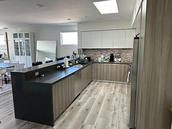 3rd image of 4806 Sylmar Ave Penthouse 1