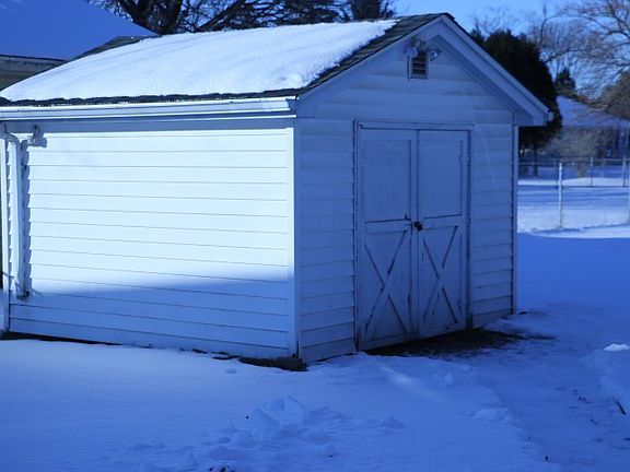 4th image of 240 Pearl Ave