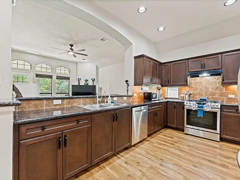 976 Northampton Dr — Photo 6