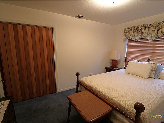 5th image of 229 E Fannin St