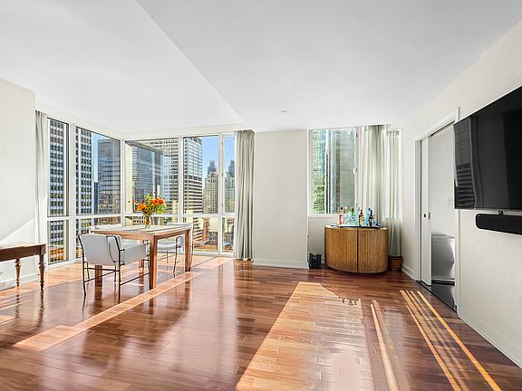 4th image of 66 E 55th St #40B