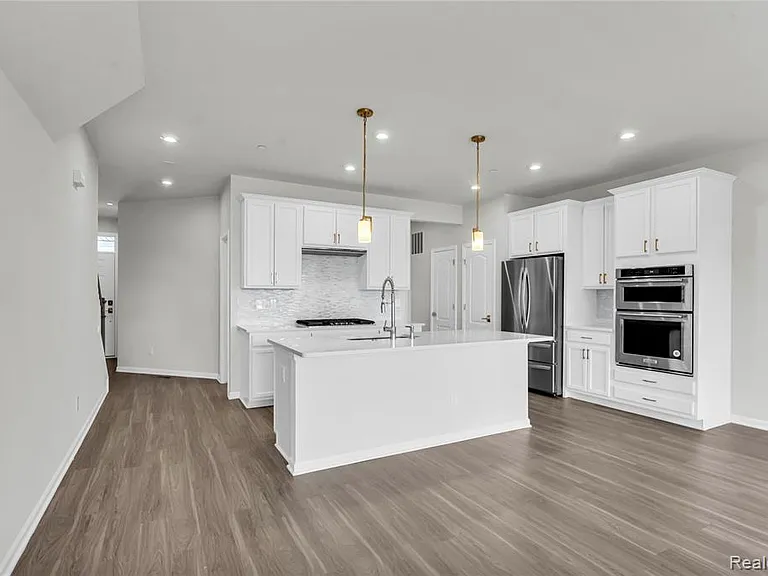 313 Strawberry Dr — Photo 6