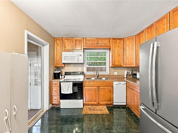 5th image of 327 Burke St