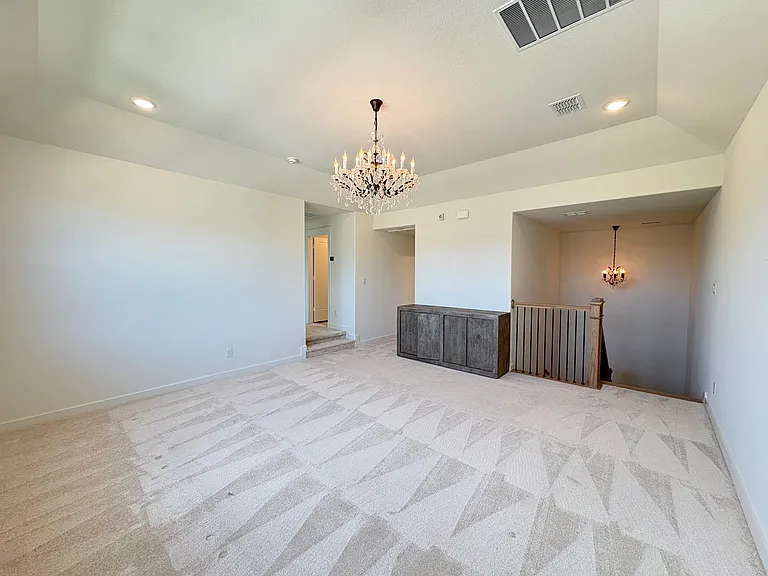 1451 Maplewood Dr — Photo 32