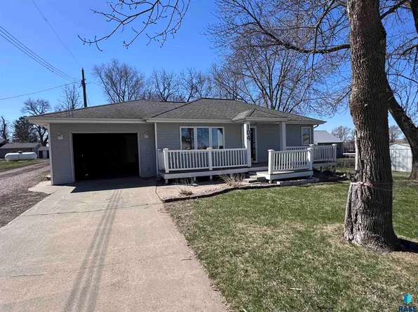 104 W 5th St, Lester, IA 51242