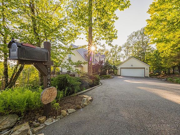 3rd image of 102 Wintergreen Way