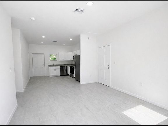 4th image of 3102 45th St W